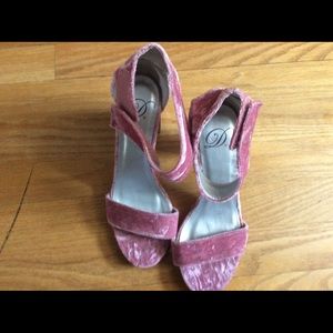 Mauve light pink suede high heels NWOT